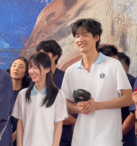 周柯宇不愧是现偶的兵看炽夏的路透就会被周柯宇给硬控住了，完全就能感受到了他给我们