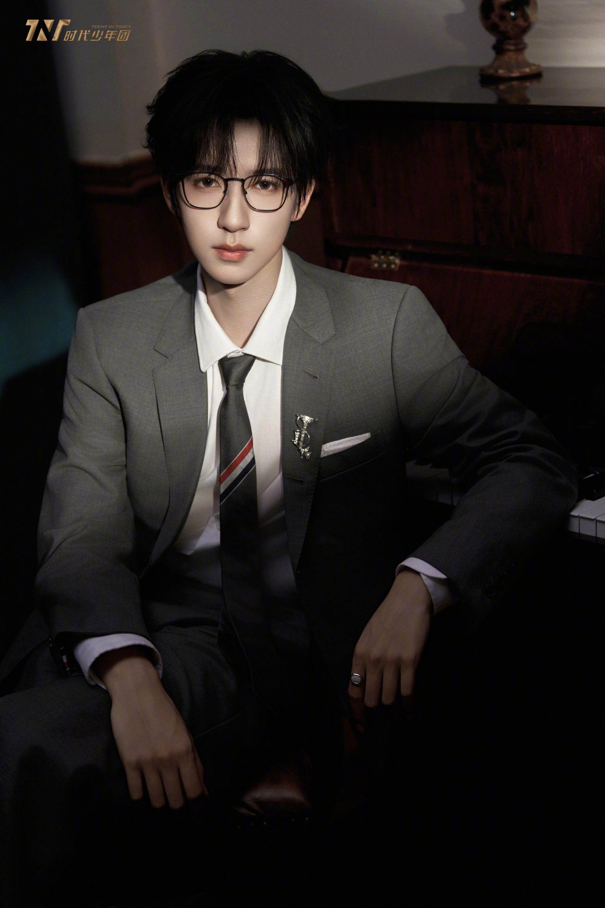 时代少年团 × 第四张专辑「加冠」「我只要我开心」 形象大片海报📸潇洒西装加持