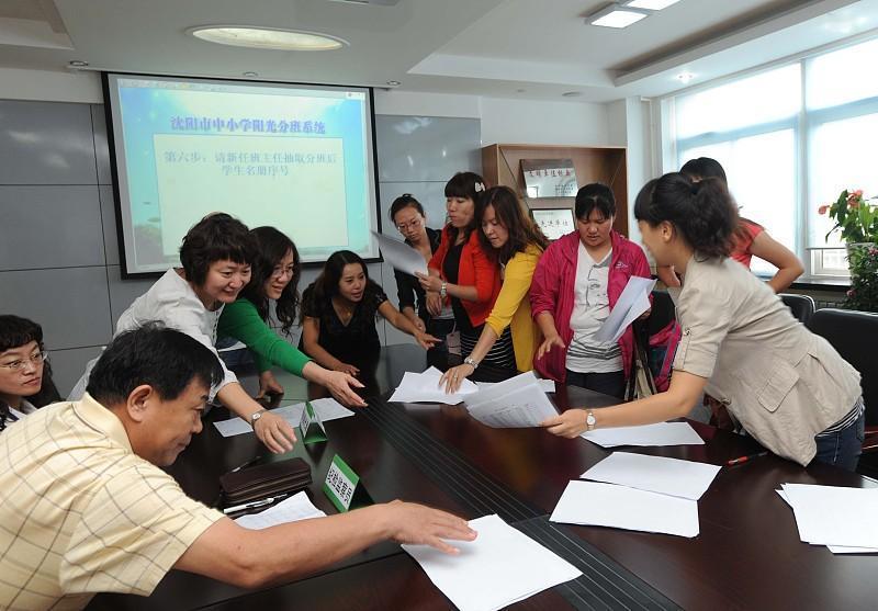 昨天上午我校召开全体教师会，公布了分班情况和教师担课情况，会议刚结束，很多教师围