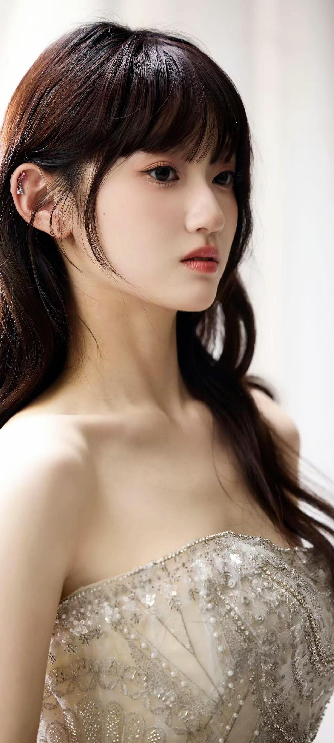 《白纱凝光》原创诗词 原创看图片配诗 
珠钻凝霜缀白纱，香肩微露衬娇华。
鬓云轻