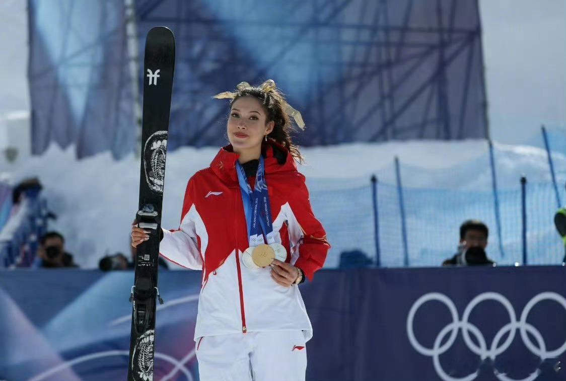 谷爱凌戴上3枚奖牌谷爱凌在米兰冬奥会太牛了，一个人就拿了三块奖牌！一块金牌是U型