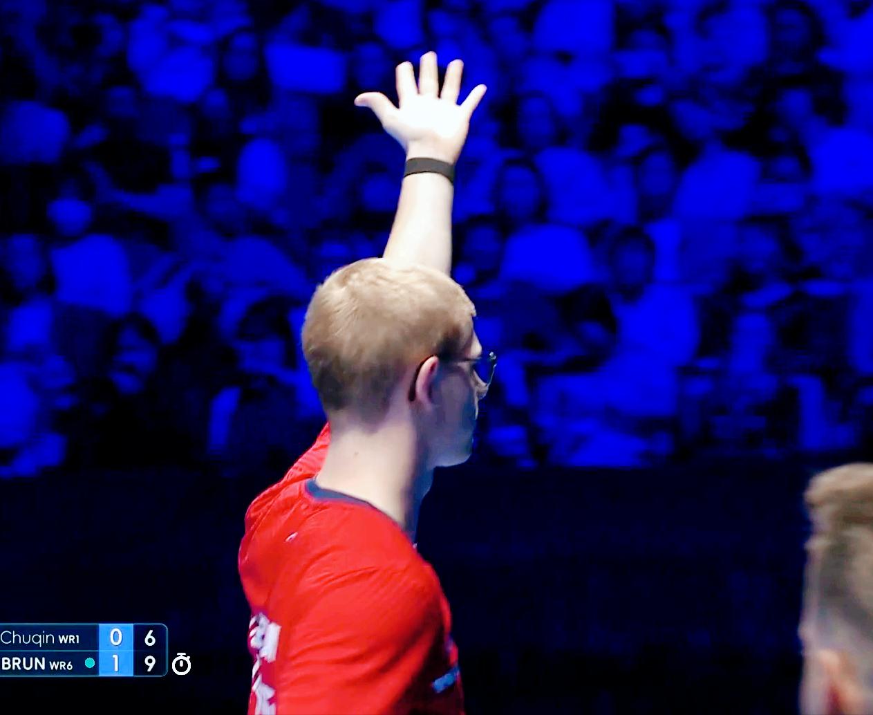 王皓热血上头：王楚钦，就发长球，和他打相持，打明牌！

第一局
王楚钦开局3:1