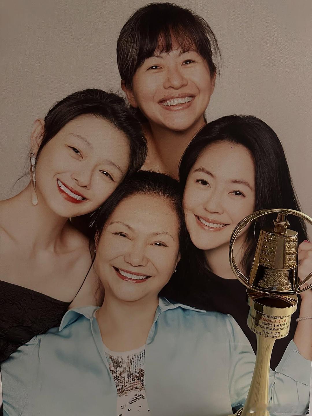 小S晒三姐妹与妈妈合照小S晒三姐妹与妈妈的合照，天呐太好哭了吧。小S一家四口合照