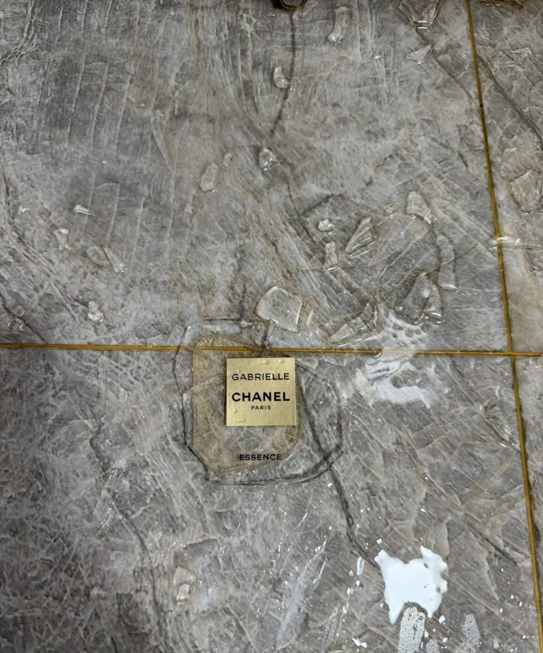 完蛋了，怎么和老婆解释不小心把老婆的香水打了这下完了求助网友，这可怎么办啊😭 