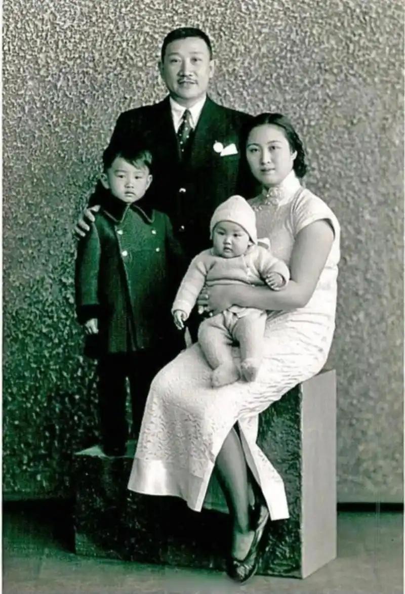 1928年，17岁的保志宁转学到上海大厦大学，当时的校长是曾任交通部部长的王伯群