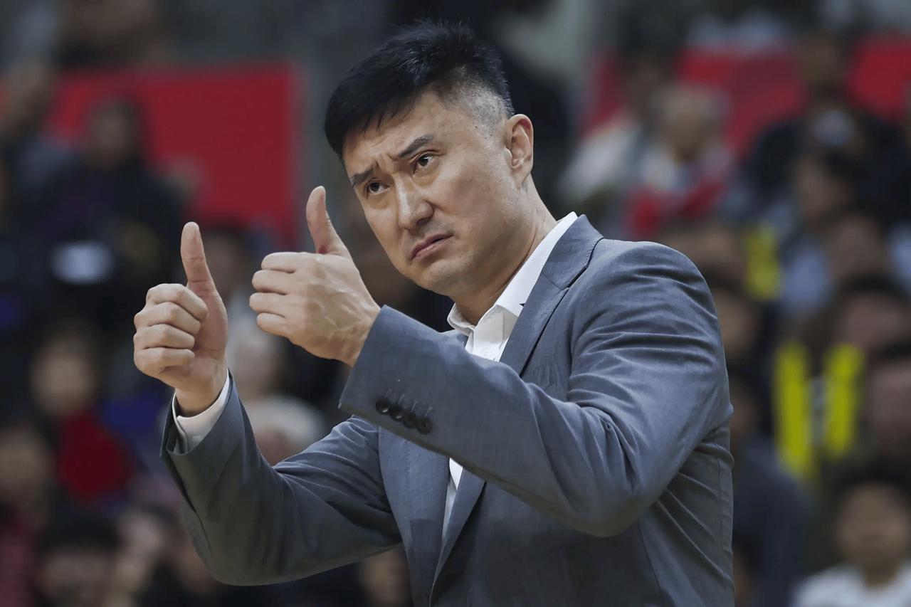 广东男篮向杜锋提要求！
今晚19：35，广东男篮主场对阵卫冕冠军浙江广厦！杜锋在