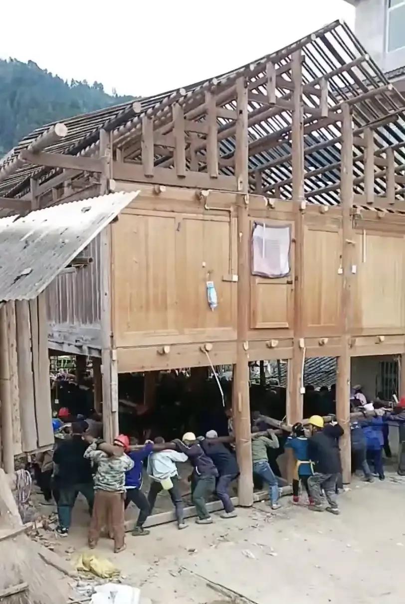 【“搬完请全村吃饭！”上百人扛起6吨木屋，说走就走——乡村团结的感人一幕】

在