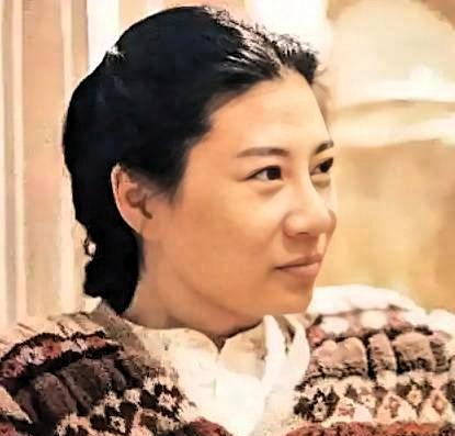 1971年，香港女作家亦舒，听见老公岳华提到他的前女友郑佩佩三个字时，拿起剪刀直