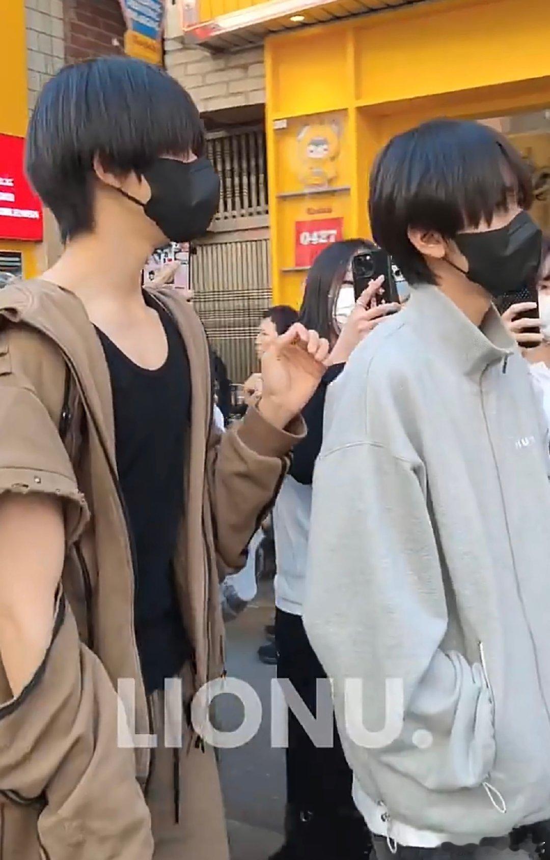 陈奕恒护着左奇函走陈奕恒贴身保护左奇函 陈奕恒护着左奇函走，哇哦 