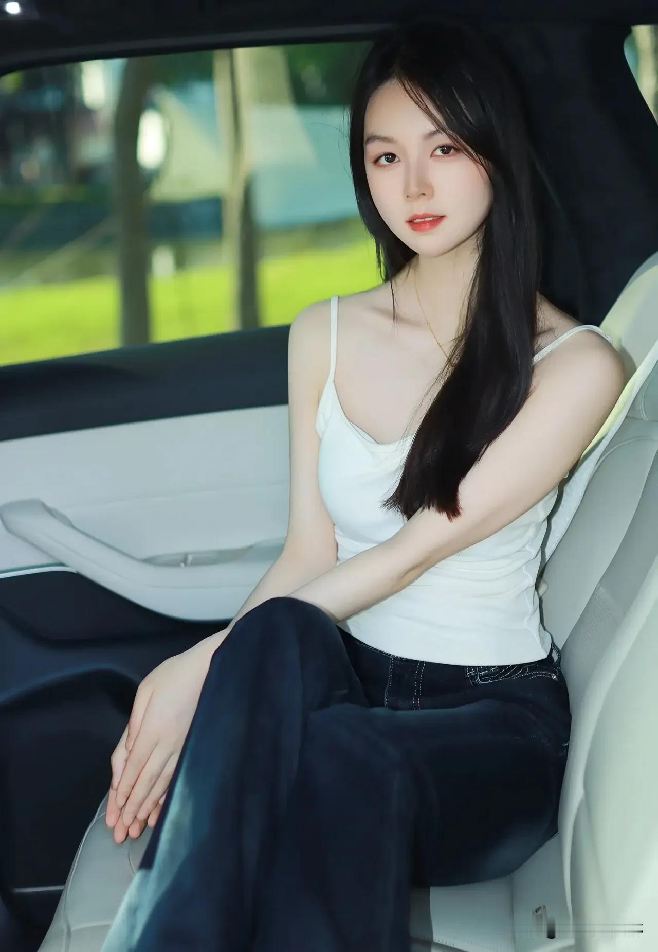 车内时光，每一帧都是故事。  
调整座椅，找到最佳角度，  
窗外风景与车内光影
