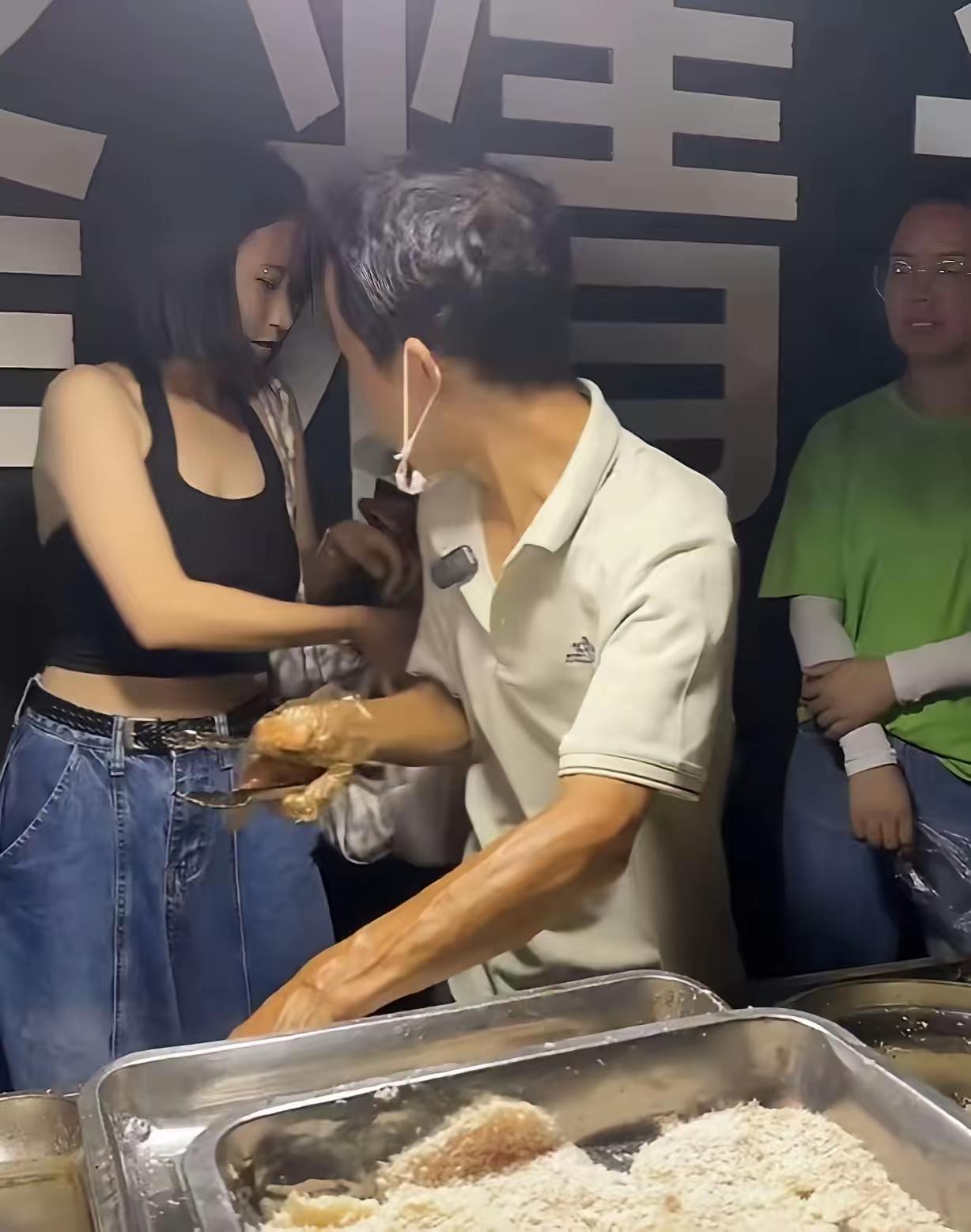 每隔一阵就冒出来的“底层逆袭故事”，


看似在递糖，实则像温水煮青蛙——慢慢熬