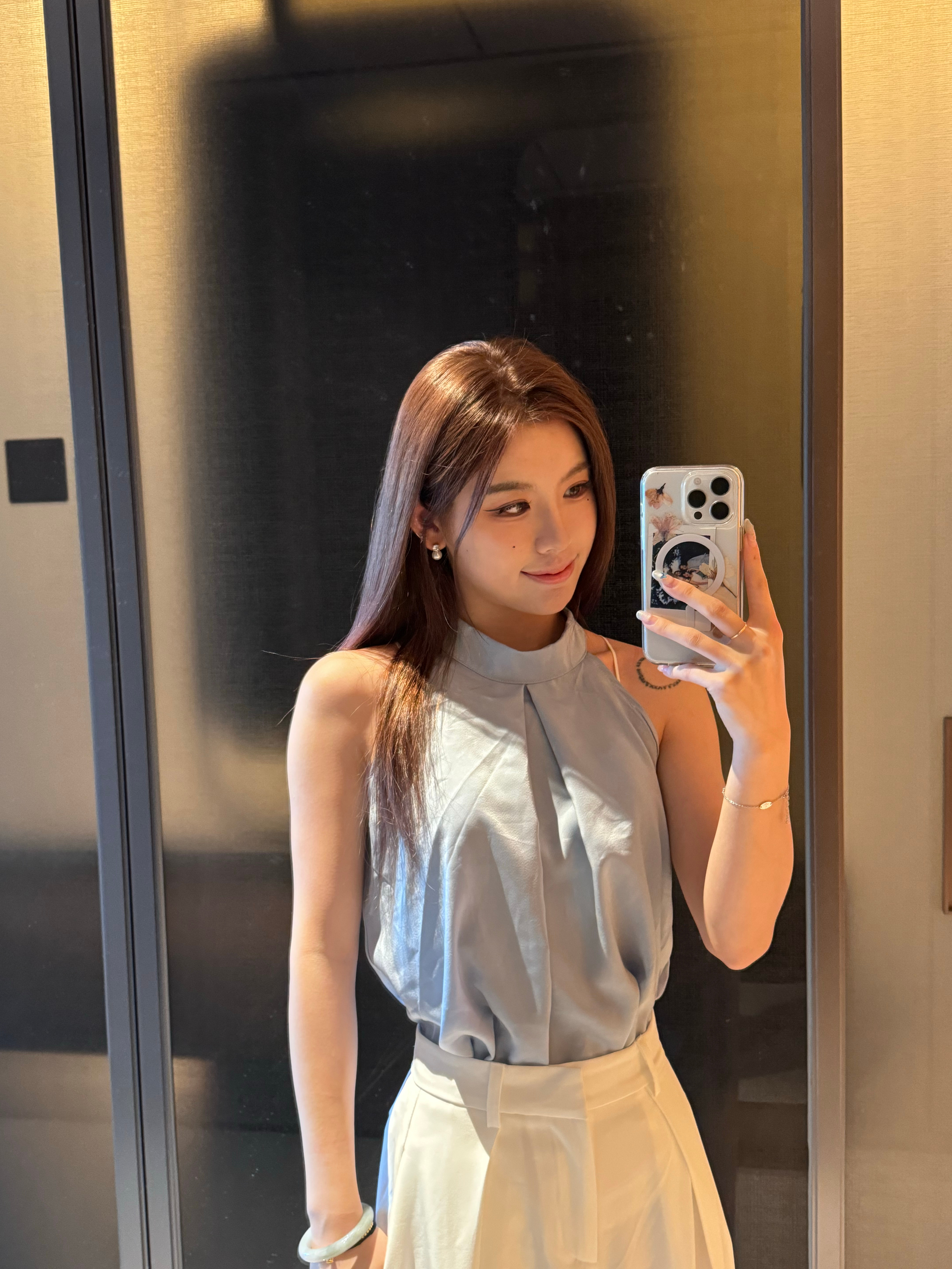 ET9地平线特别版「拂晓黎明」和「日照金山」，大家喜欢哪个颜色！明天车展可以去看