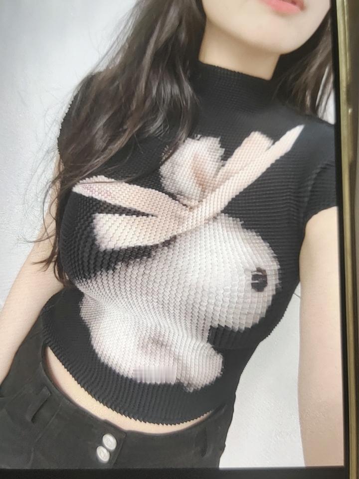 哪位神仙大师设计的衣服？
仔细一看还挺好看的，再仔细仔细看，妈耶，是我看花眼了吗