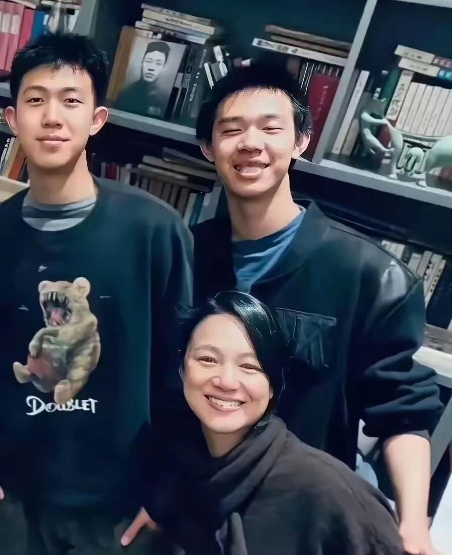 姜一郎：今天我的婚礼，辛苦你们兄弟俩特意回国陪我。
姜马虎（太郎）：姐的大日子，