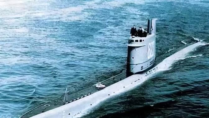 1981年，一艘苏联潜艇在瑞典海岸搁浅，瑞军迅速将其包围。可没想到的是，接下来苏