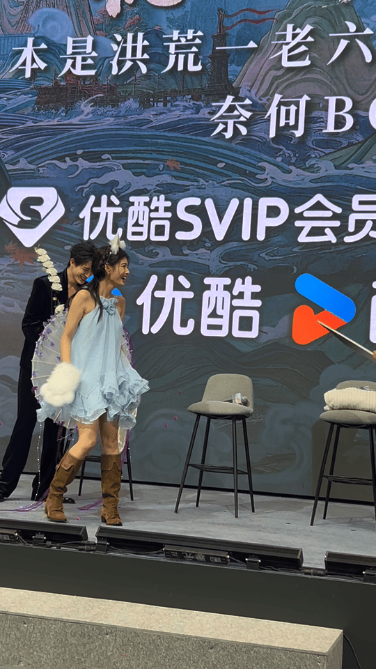 敖瑞鹏艾米于毅三人忙成啥了 本以为大片拍摄现场会十分严肃，结果完全相反，三人一边
