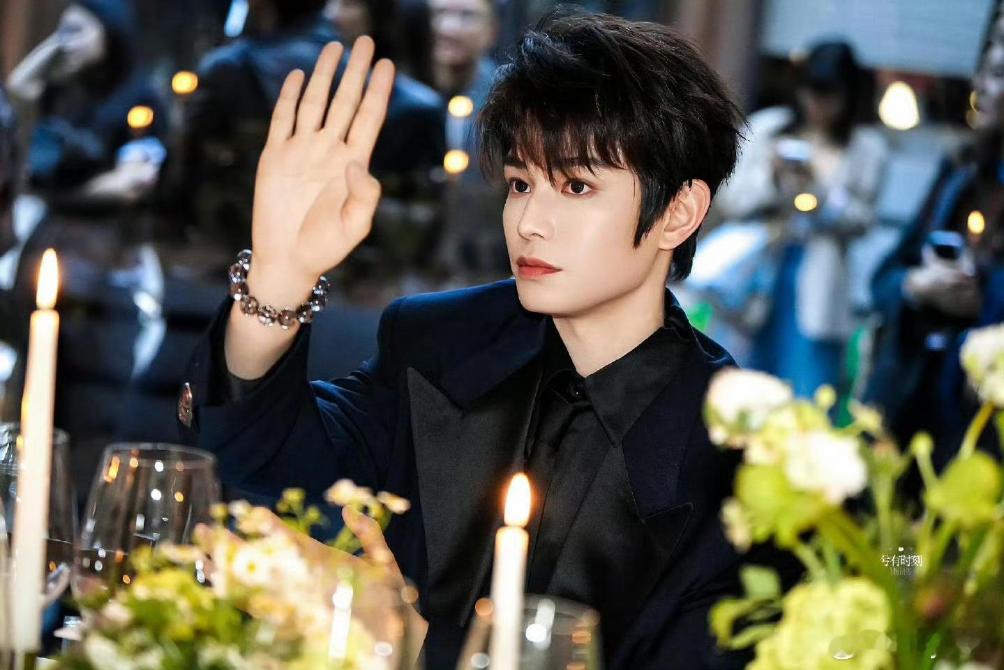 丁禹兮你在培养死侍吗？现场把水晶手链剪了送粉丝我天呐谁懂我刷到的震惊，这是真的会