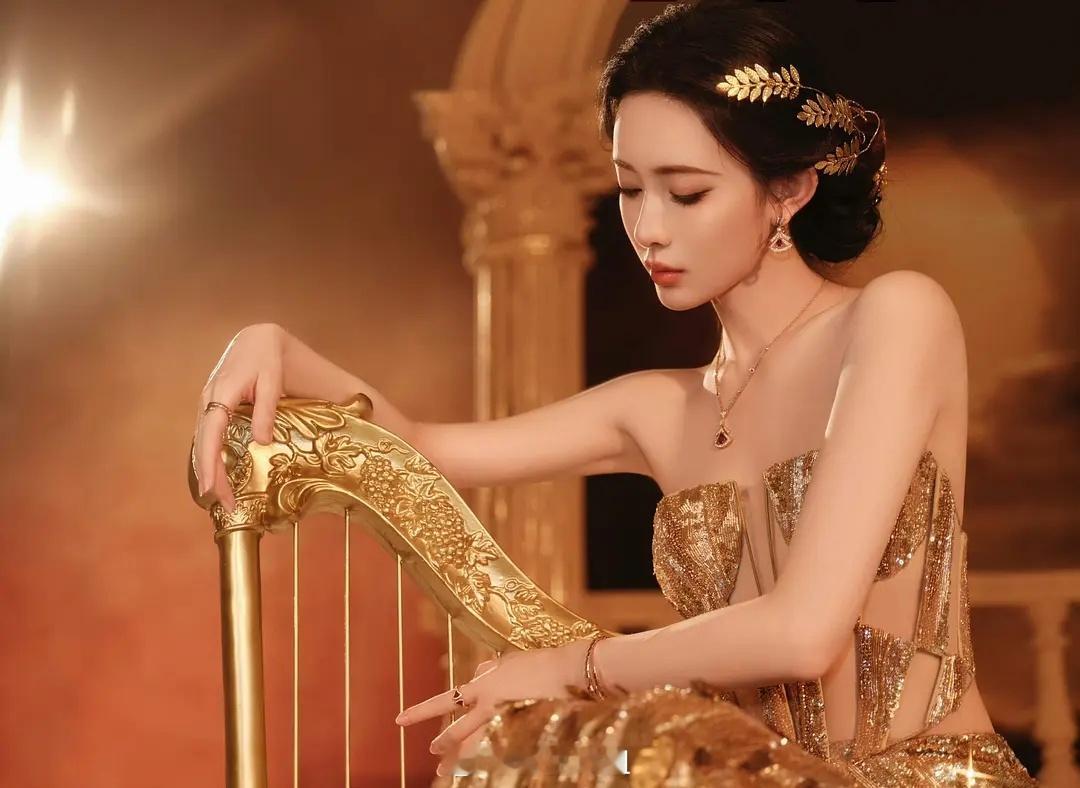 孟子义星光大赏出图鎏金女神妥妥的，从头到脚的美啊 