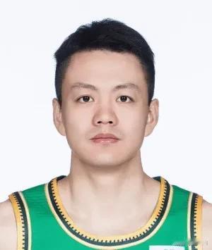 都说广东队杜锋把球员骂的不会打球了，那这姜宇星在辽宁队也没人骂他，好像也不会打球