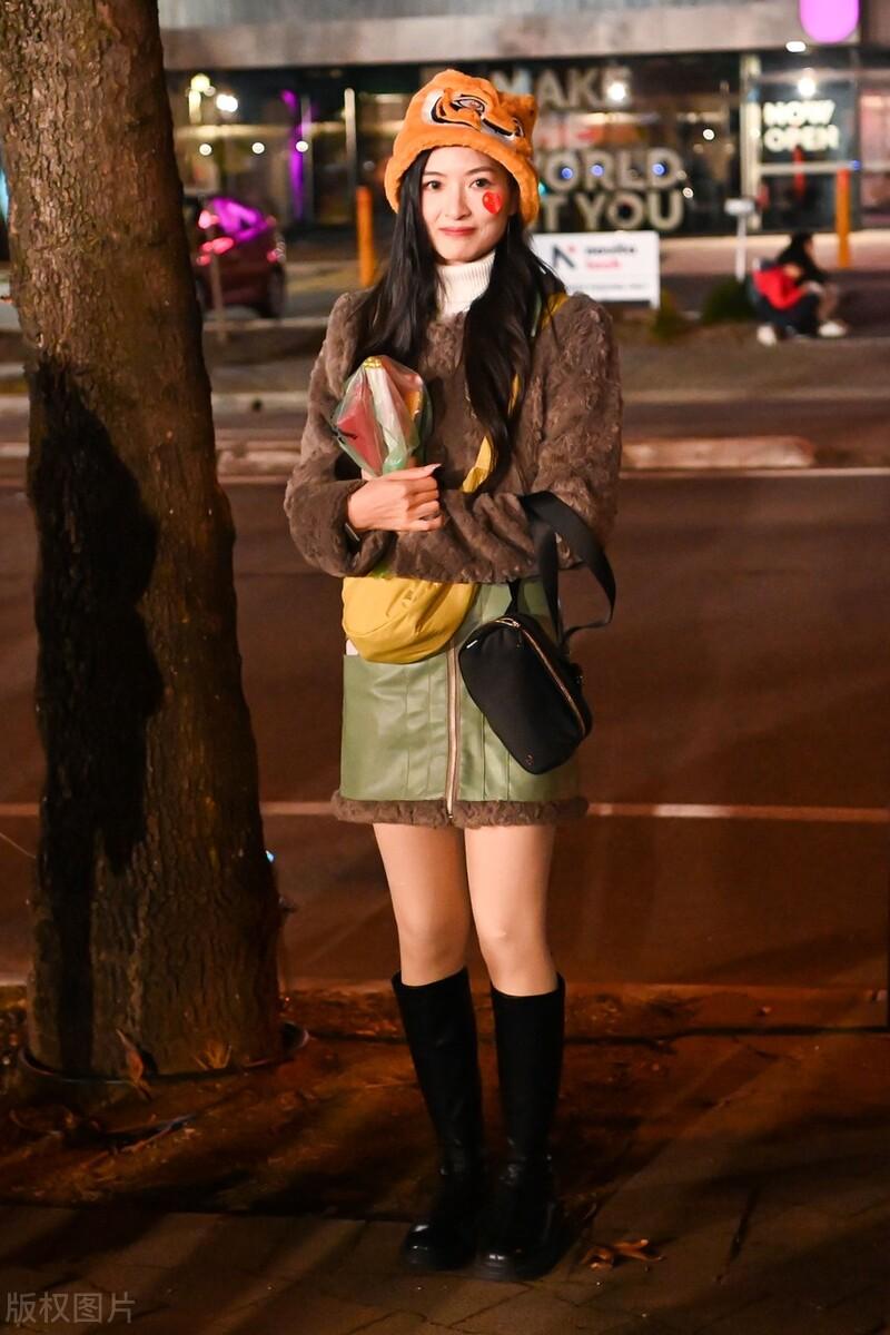 国宝、孙悟空和中国龙都来支持中国女足了！生死战要[给力]但是你们的标语，[捂脸]