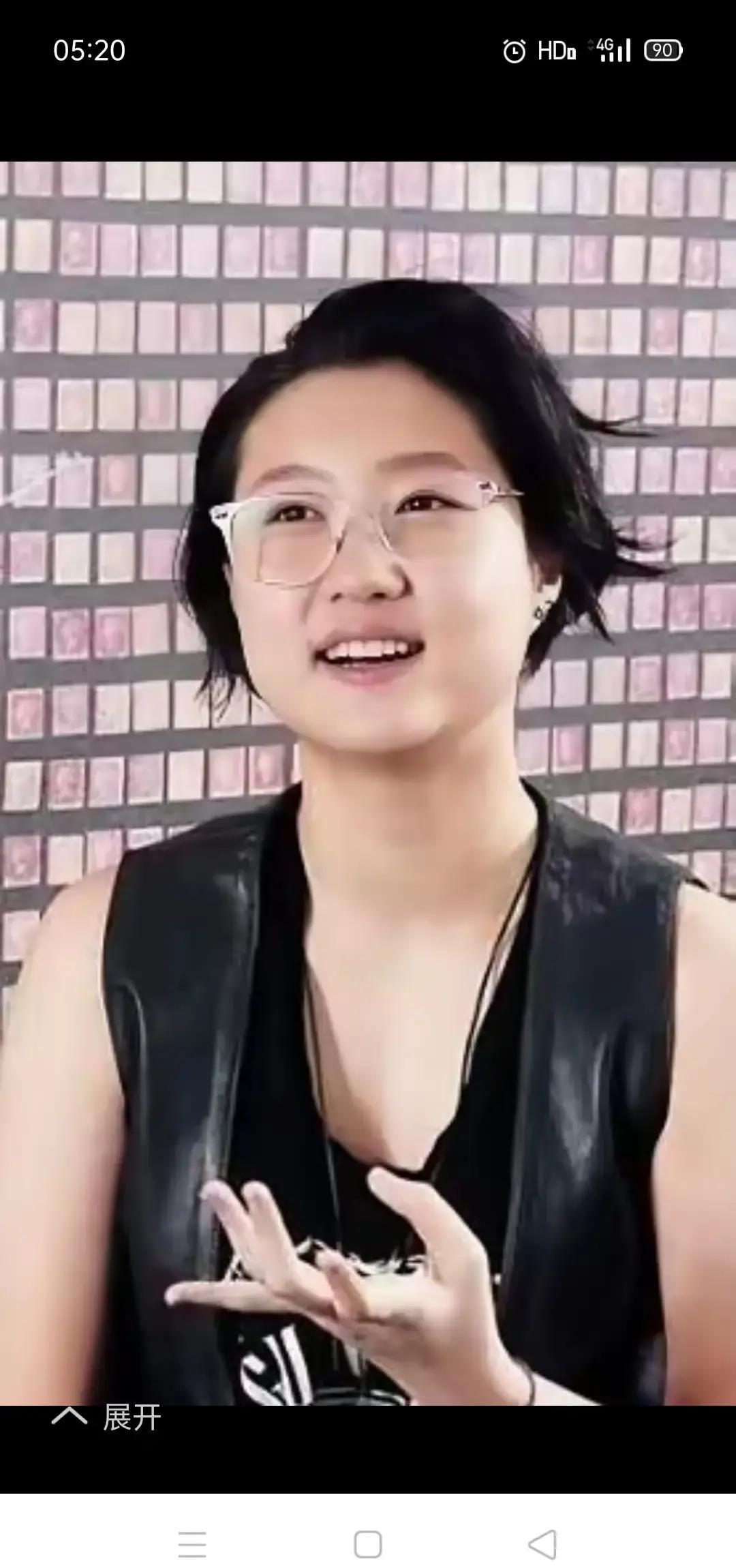 好的，这是为你创作的微头条内容：
成龙女儿吴卓林在多伦多直播，一句“他常看我海报