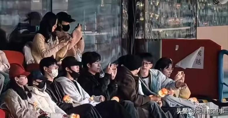 院人要做一辈子好朋友！！
昨天我还在问院里有谁去了黄子现场，结果是第二天团建[泣