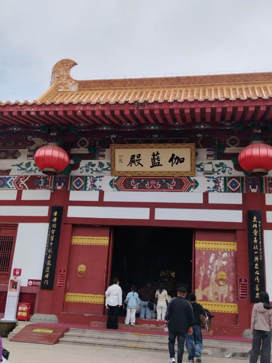 别再教错孩子！“伽蓝殿”的“伽”，既不念jiā也不念gā
周末去徐州宝莲寺游玩，