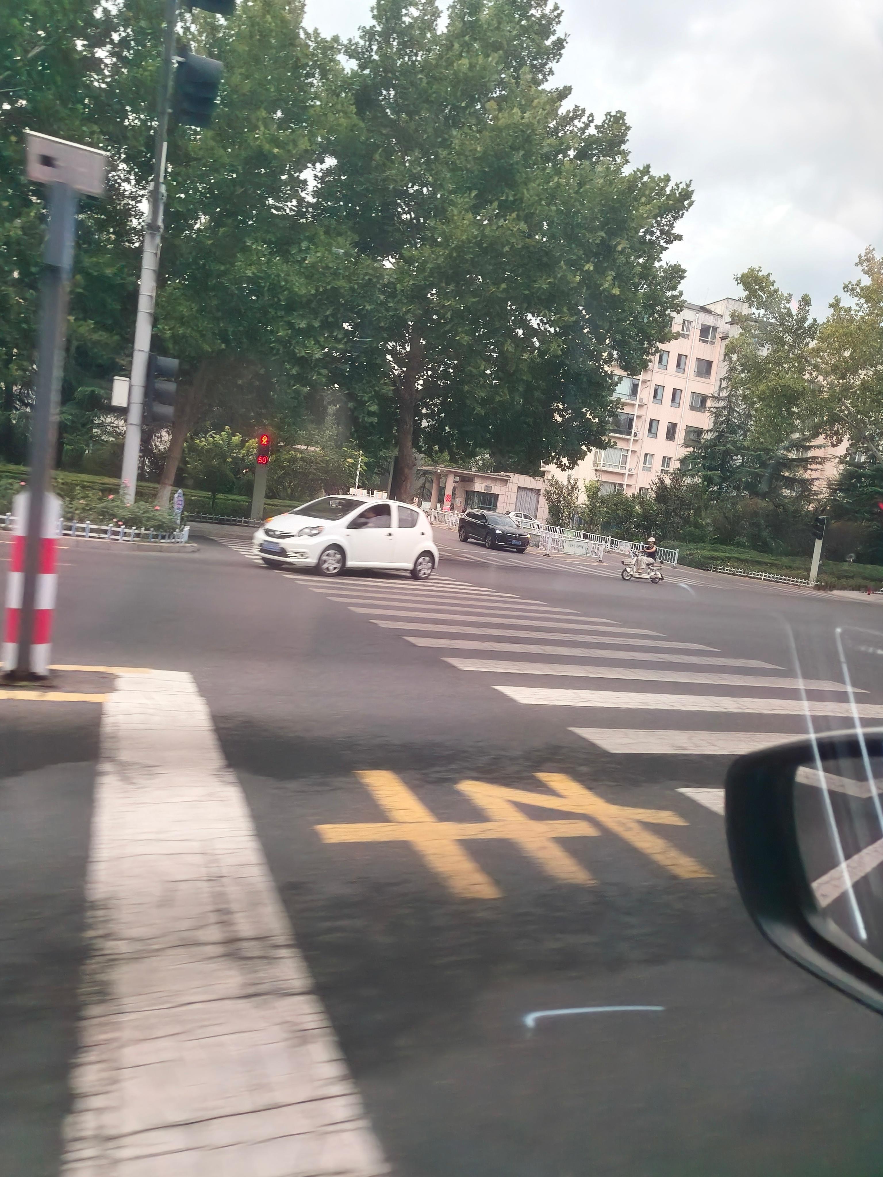滨州身边事 邹平市鹤伴二路与醴泉六路路口不按导向车道违章。车主反应走到此路口时候