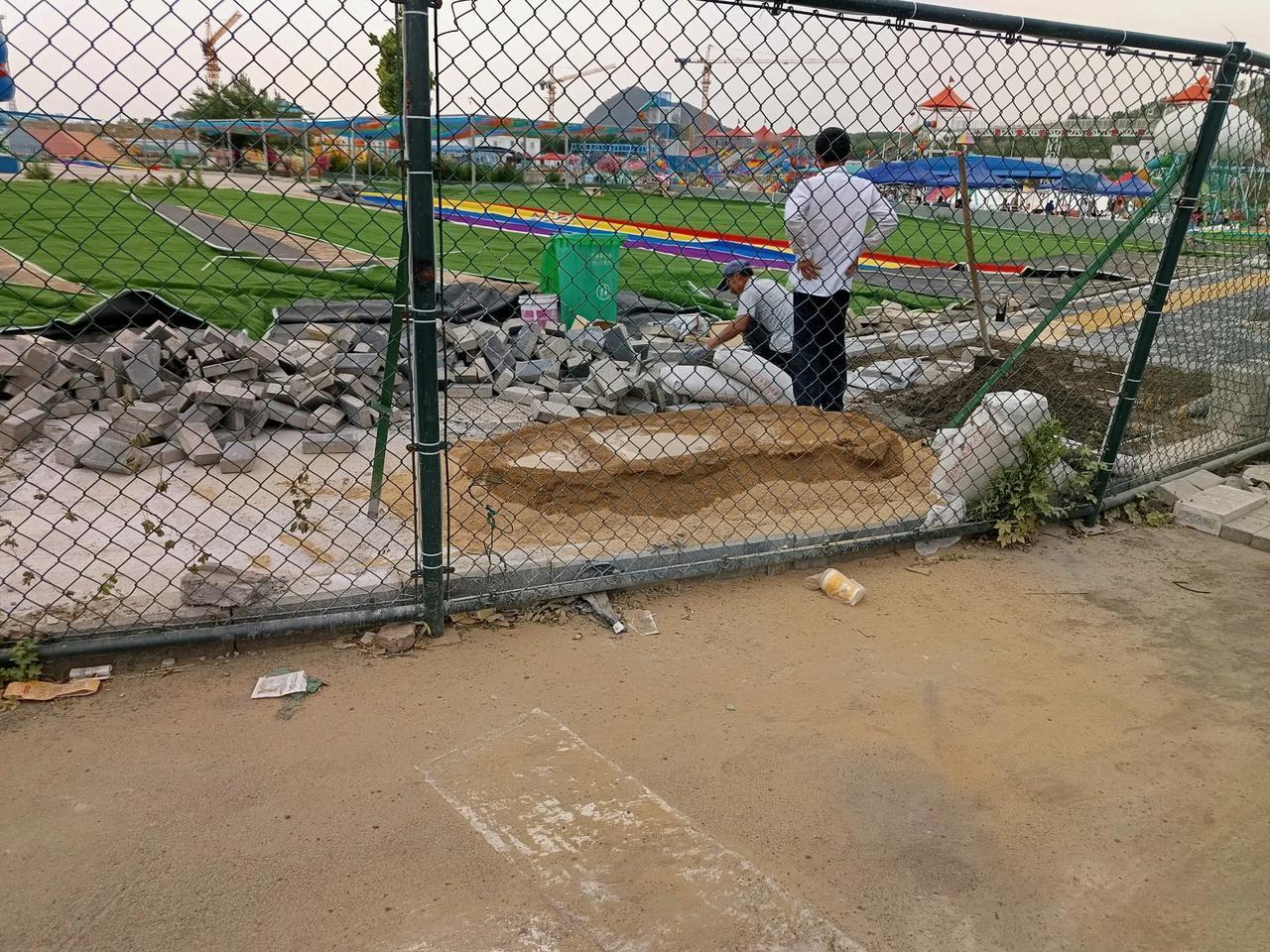 新建的风景秀丽的儿童游乐场，虽然六一儿童节过完了，却依然热闹非凡！！孩子们好好玩