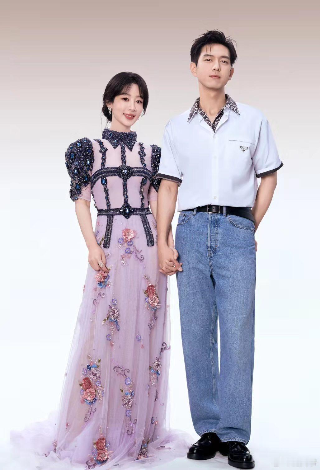 杨紫李现锦绣芳华大片，十指相扣好甜！ ​​​