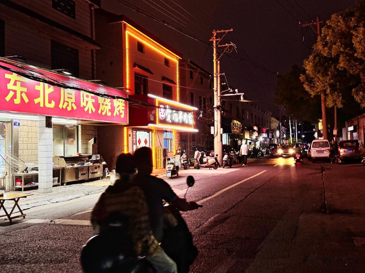 街头夜景～20240925常州，进入秋天，晚饭后散步已是夜晚，街头夜景另是一番景