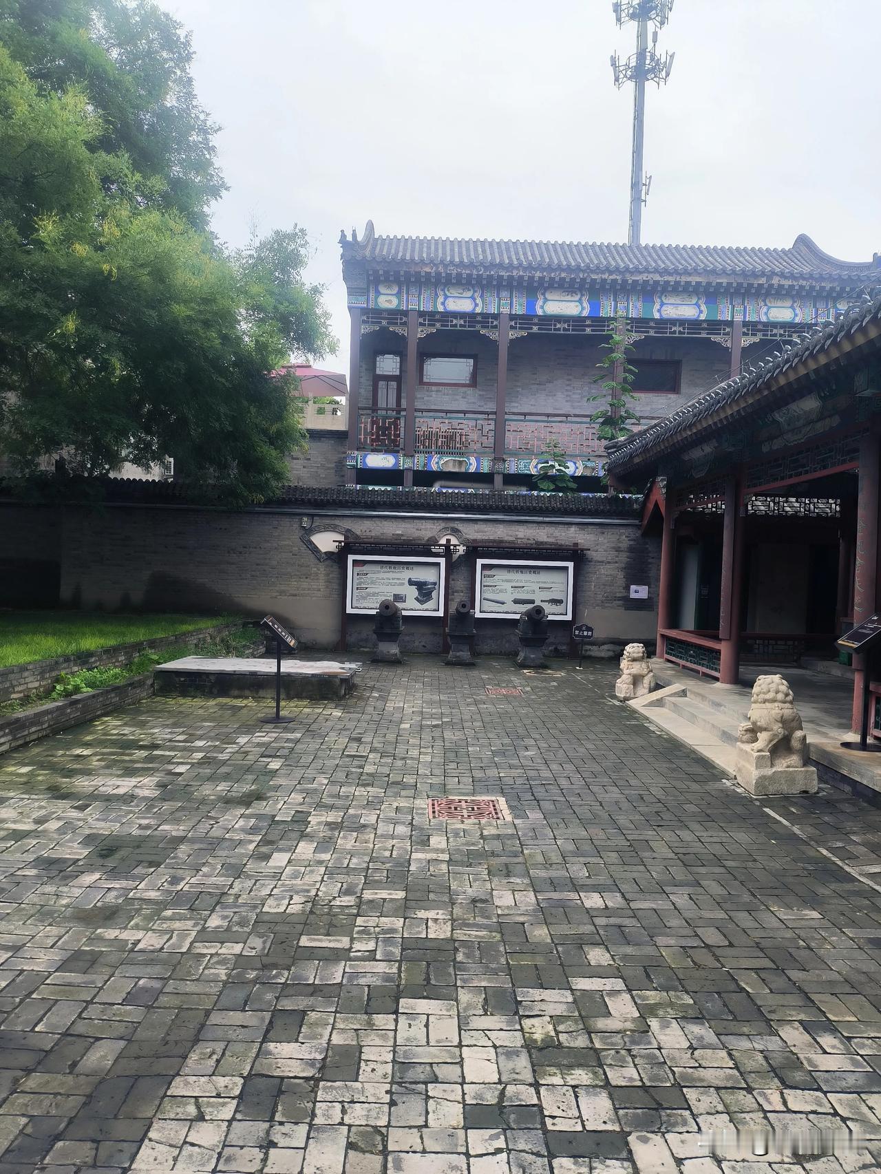 逛古莲花池实拍，看“蕊幢精舍”前三尊清代铁炮，梳理它的一段变迁历史。
 
莲池十