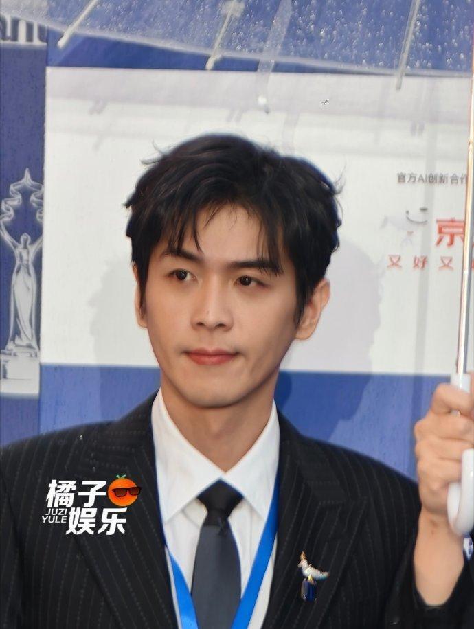 张若昀北影节生图状态谁能不爱张若昀的北影节西装杀，生图状态好到爆棚，每一个瞬间都