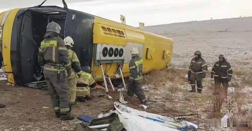 满洲里赴俄大巴侧翻：那辆周六出发的“包车”，载着44个家庭的顶梁柱

这是一趟没