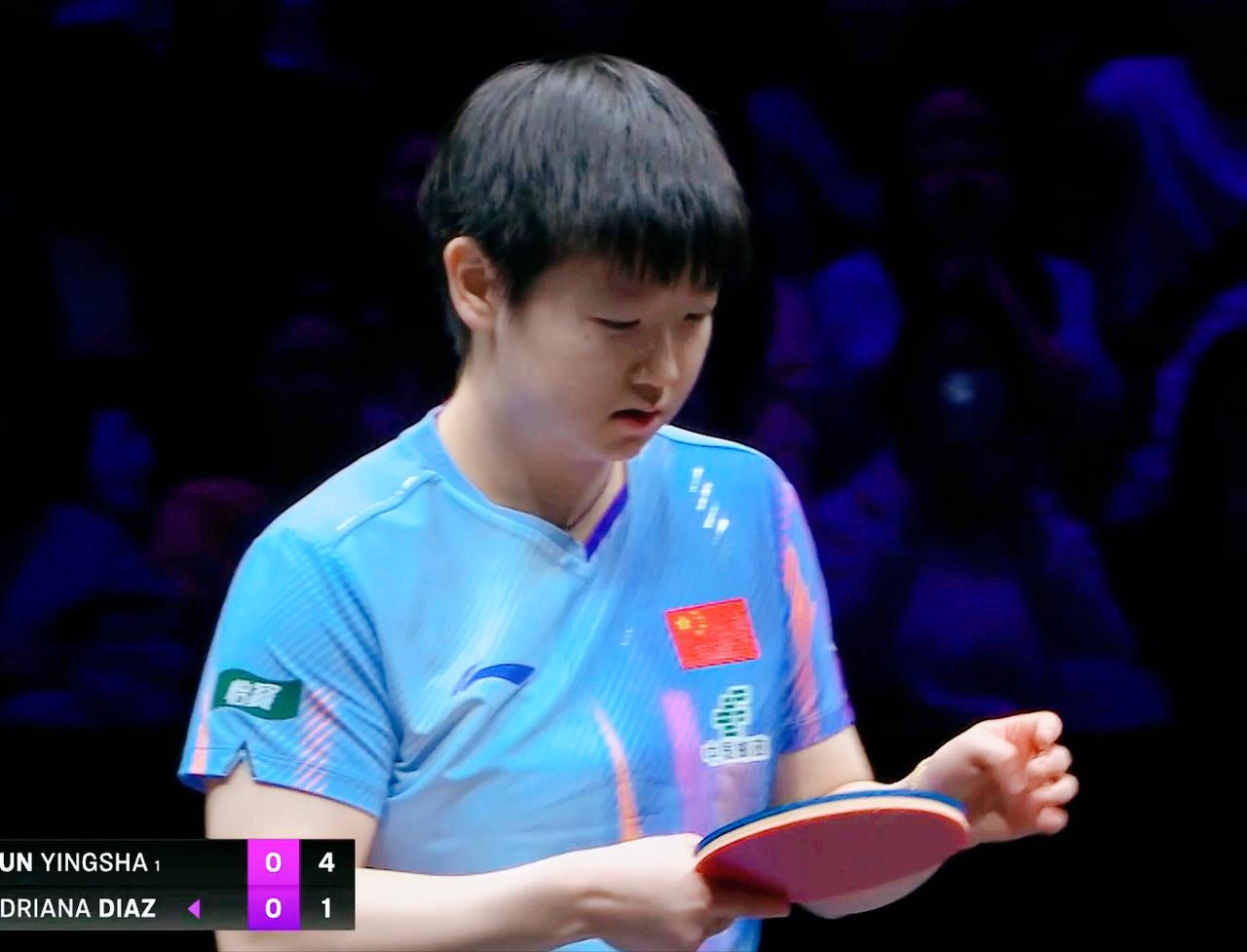 突发！孙颖莎和迪亚兹都被闪光灯干扰！
周冠达说：
如果被闪光灯晃了，
可以先打完