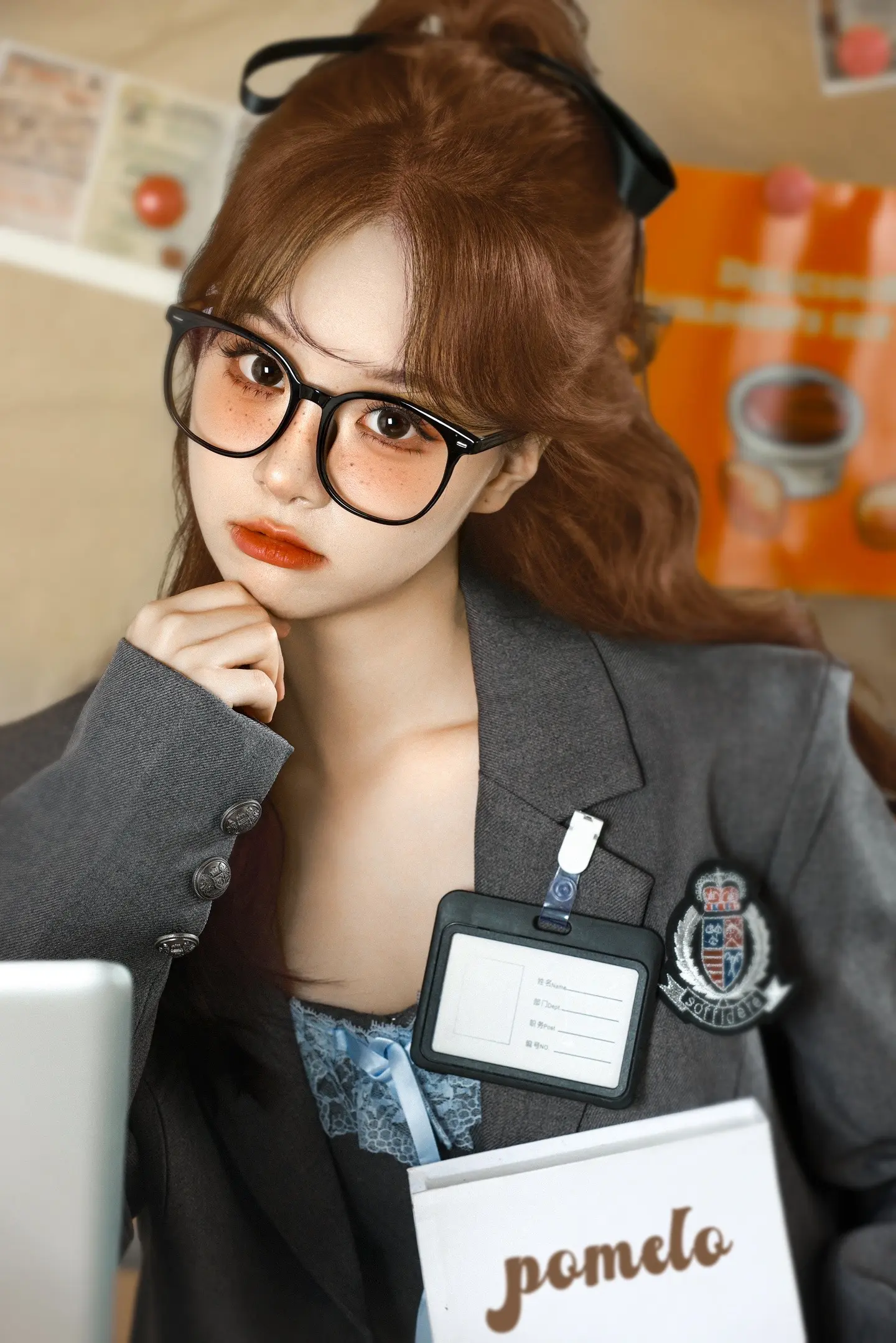 miu里miu气的书呆子写真👓。