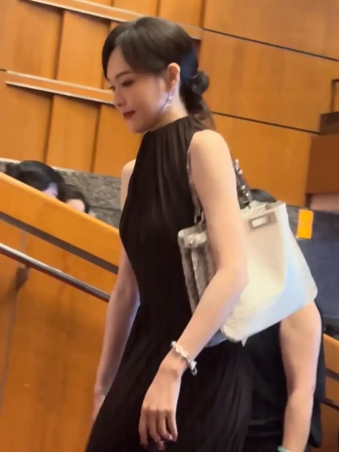 唐嫣参加女儿幼儿园活动，一身黑裙优雅漂亮，6岁小小糖快毕业了！ 
