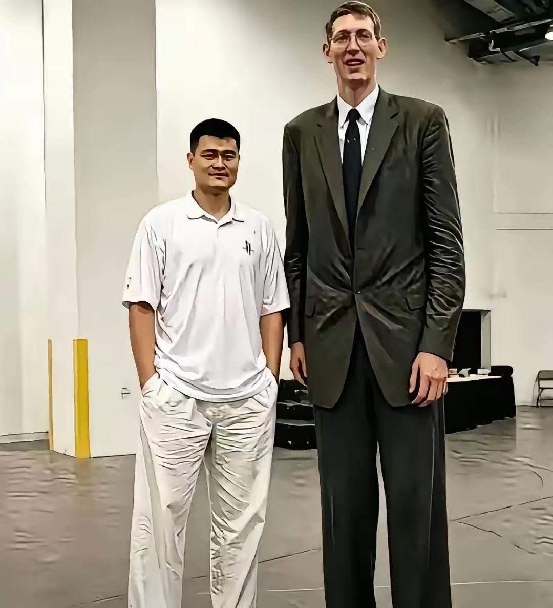 姚明旁边男士是谁？个子这么高，太高了，像擎天柱一般，一定也是位明星吧，有人知道嘛