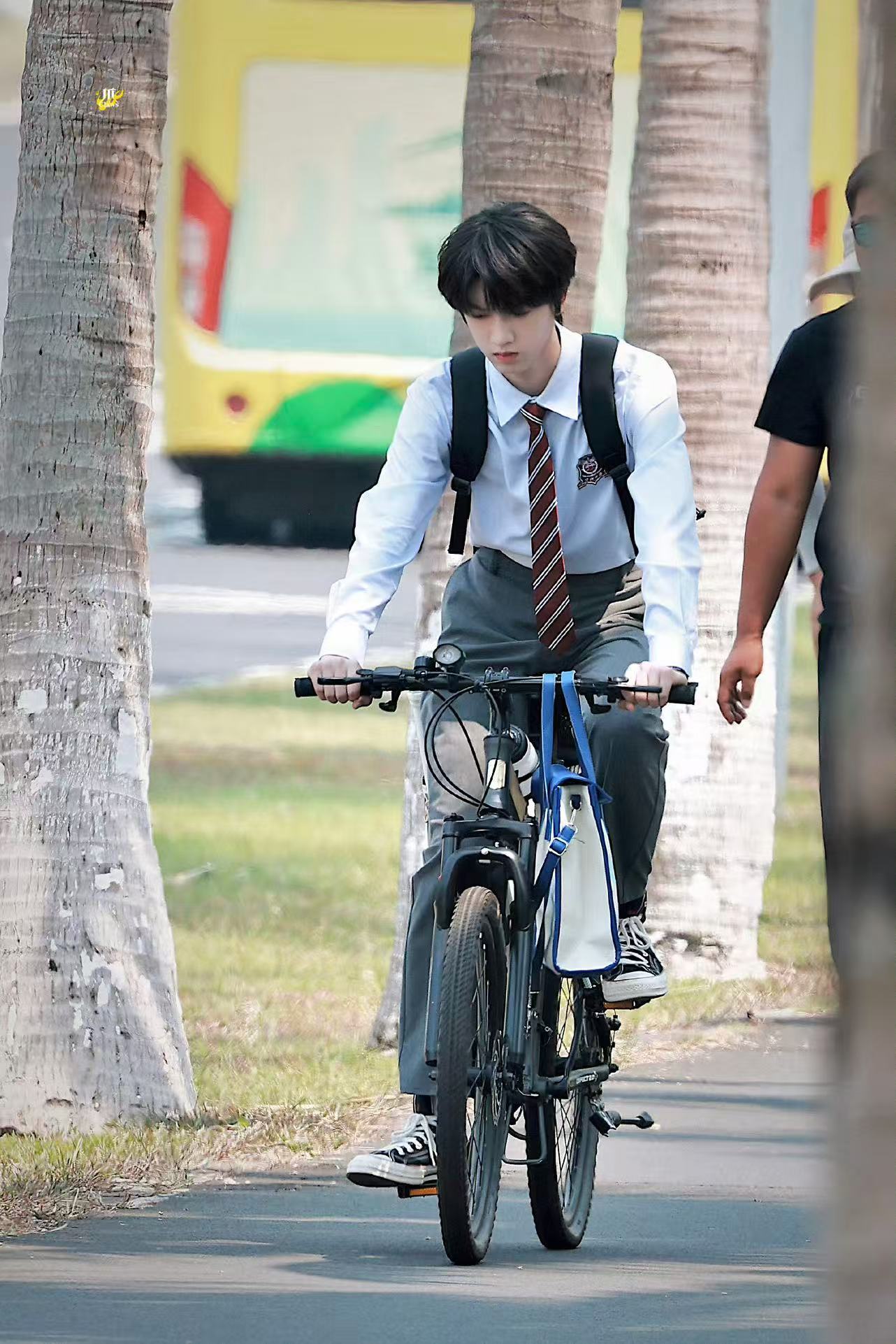 张桂源杀青应援这次的杀青应援夯爆了！尤其是机场大屏应援，行人一抬头就能看见大帅哥