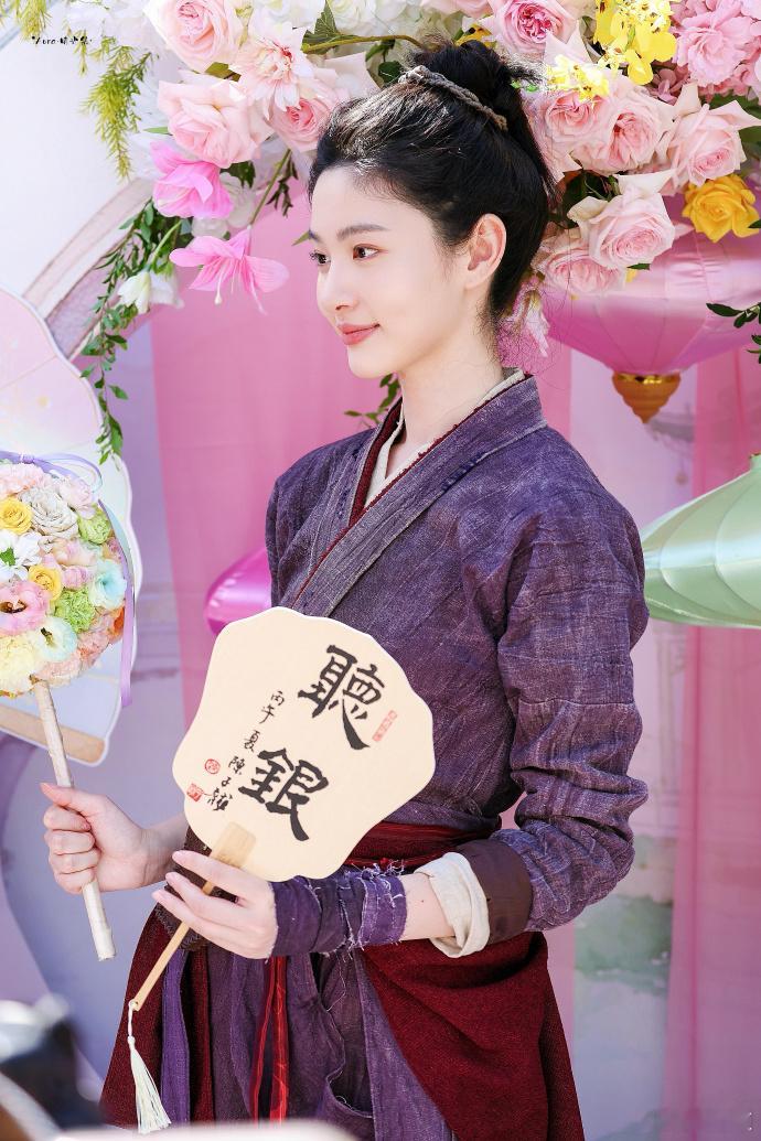 赵晴又一部古装女主赵晴素颜开机状态 开机现场的素颜状态真的是太好看了吧，又能够看
