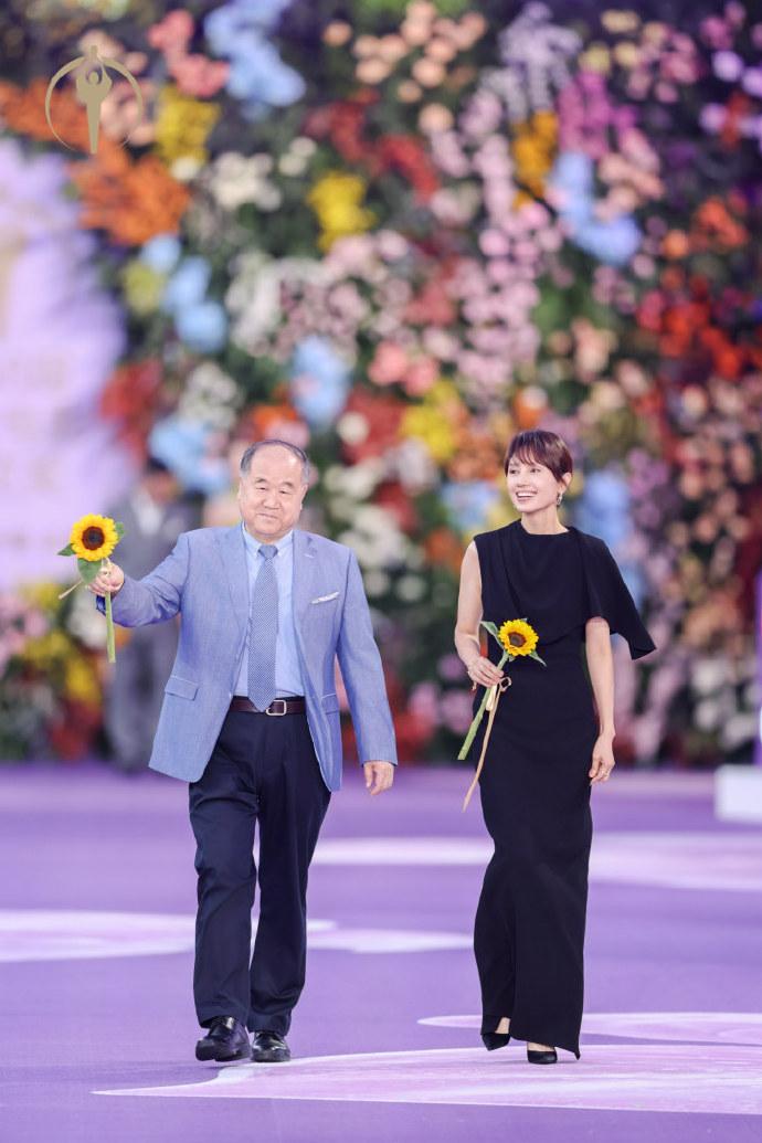 今天袁泉和莫言一起参加百花奖闭幕式，两位走在一起很有父女范儿，看起来还是很协调的