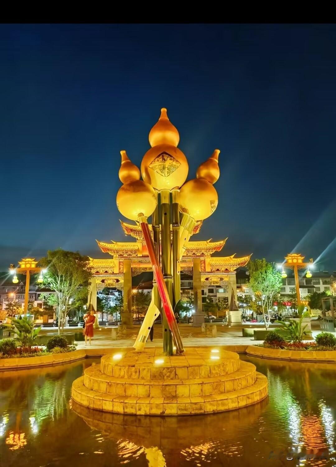 工作顺利，更盼儿子媳妇生意兴隆、心想事成，早日添丁早生贵子，全家和美多欢喜。