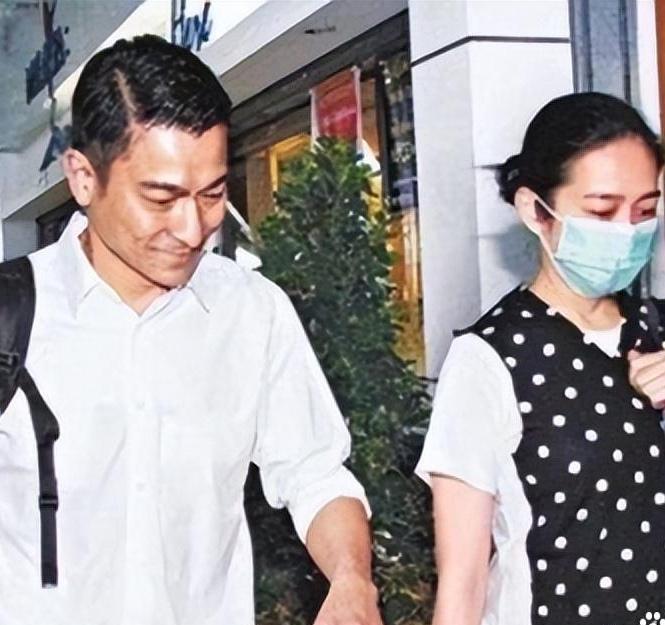 别再骂李亚鹏了。
当他的医院欠租金快倒闭时，他把直播挣的29万，全捐了。
一边是