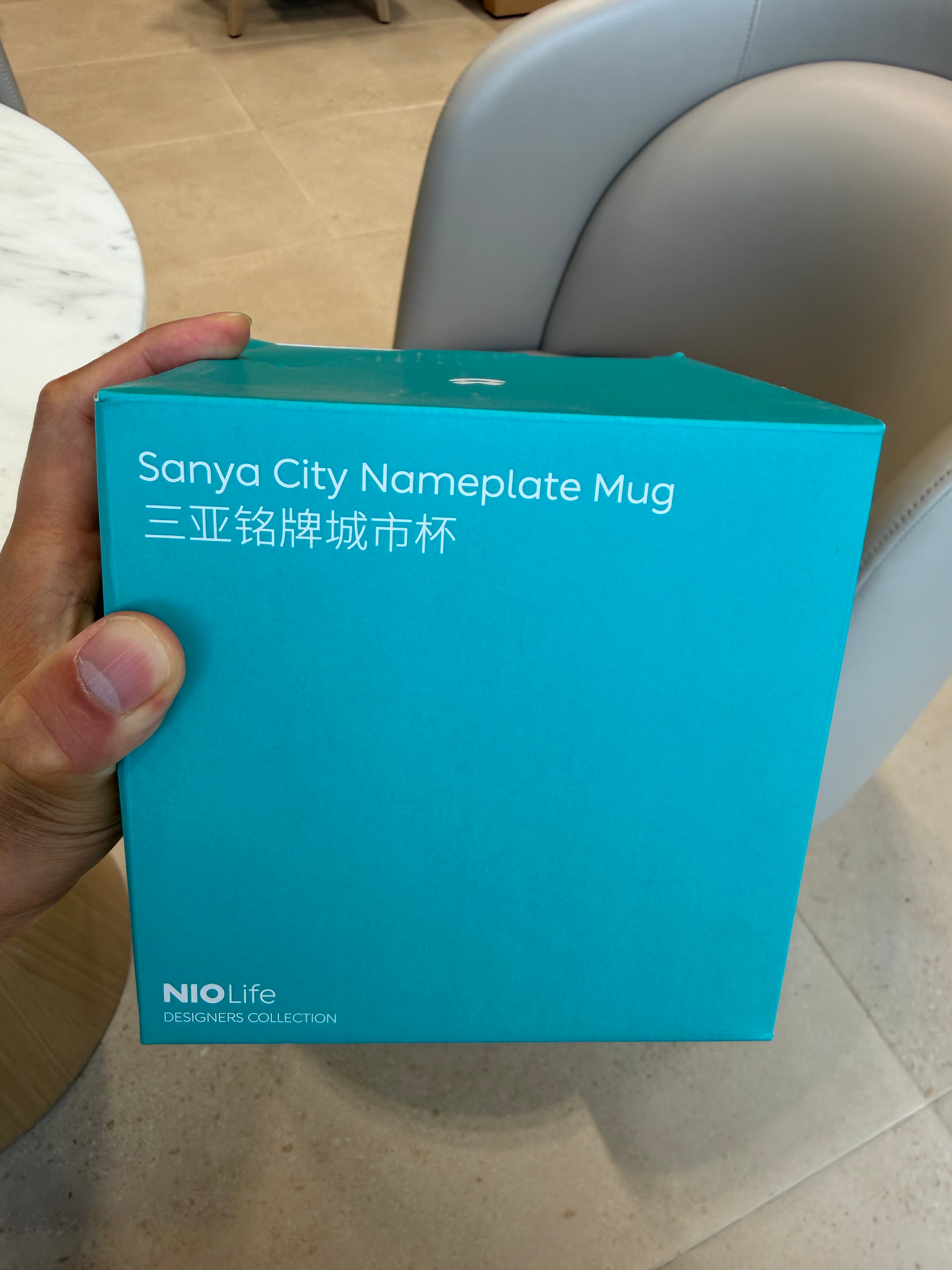 就在刚刚，在三亚大悦城蔚来门店，我直接斥资1290积分拿下一只三亚城市杯。你们看
