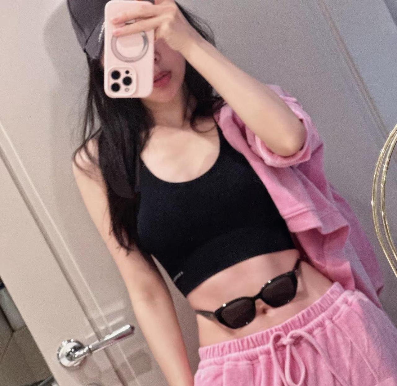 不知道哇 我看别人都这么拍的 还挺装的眼镜挂腰今日马甲线