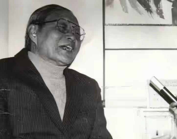 沉浮半生终得坦荡，一句夸赞道尽岁月沧桑
 
1980年冬，香港一家宾馆，沈醉与阔
