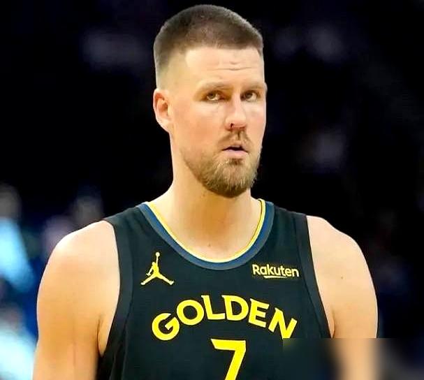 勇士管理层今天肯定把大腿拍青了。砸出底牌换来的救命稻草，刚穿上新球衣打了一场，整