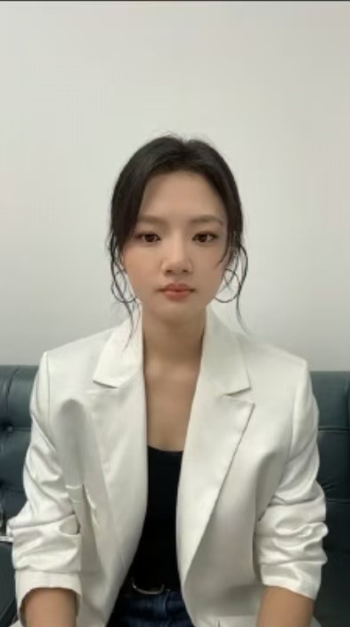 任敏白西装职场味 《家事法庭》今天终于开播了呀，看到任敏直播造型好有班味， 完全