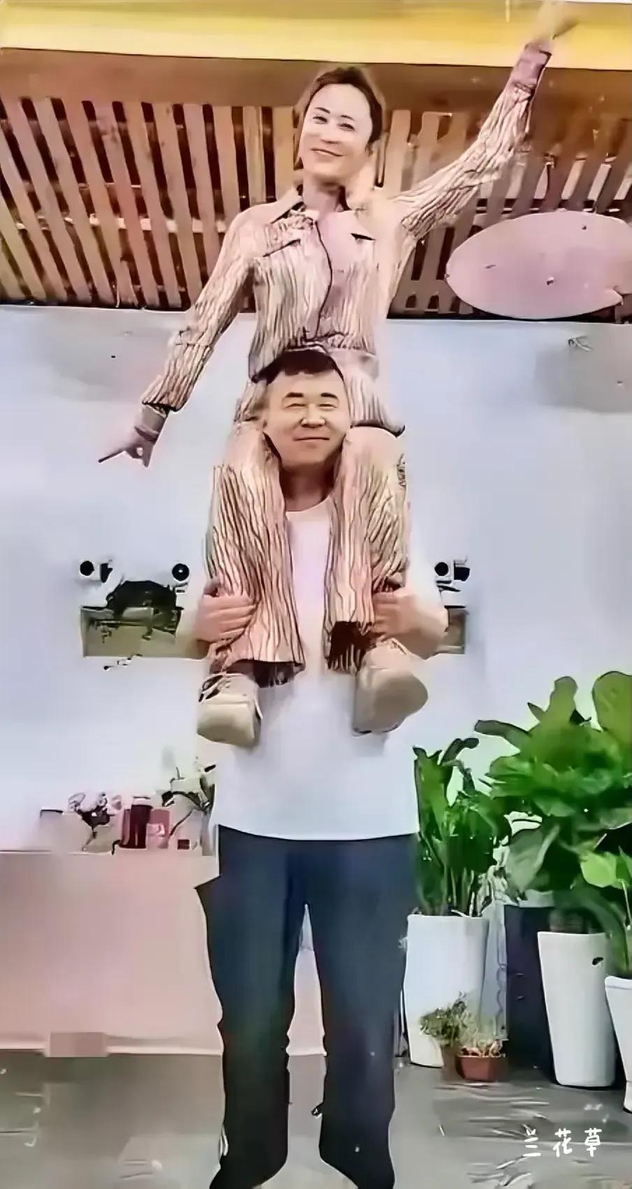 这像话吗？那个谁谁谁？
自己私下玩玩可以，拍照发网就那个什么了。