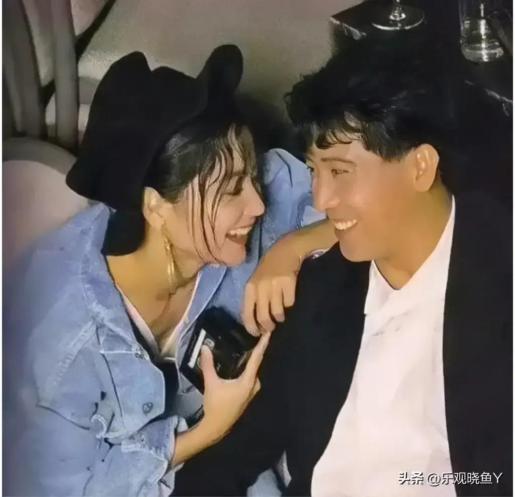 每张照片林青霞都用炽热放光的眼神注视着秦汉，可想而知年轻时的林青霞有多痴爱己婚男